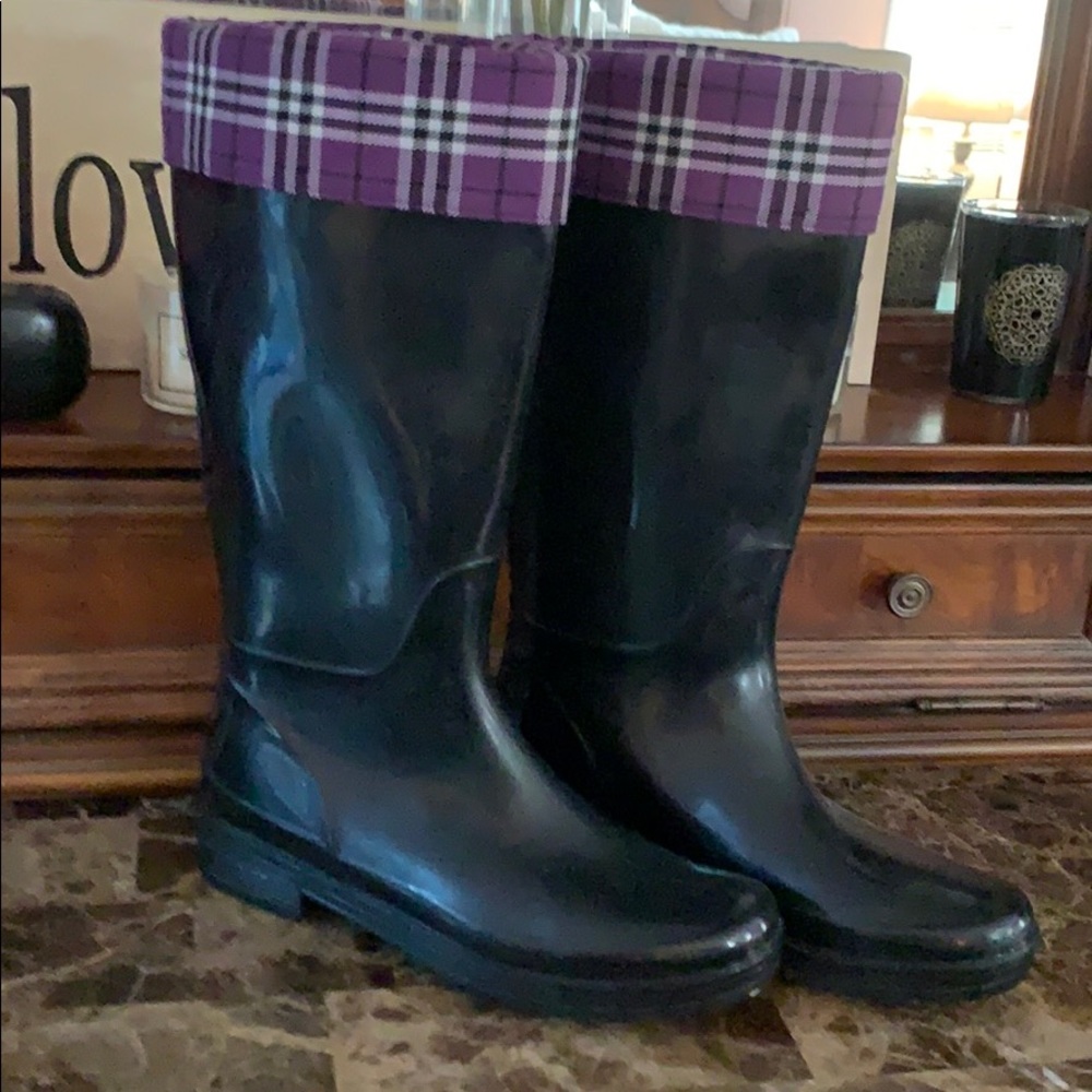 SUPER cute rain boots Trendy :) *SOLD*